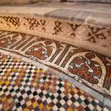 Si trova posta al centro di un pavimento finemente decorato a mosaico con forme geometriche dai colori accesi in cui sembra ripetersi, nel motivo ornamentale, il monogramma cufico di �Allah � grande�. C�� chi ritiene che sia un segno lasciato proprio dalle maestranze saracene che contribuirono alla costruzione della Basilica